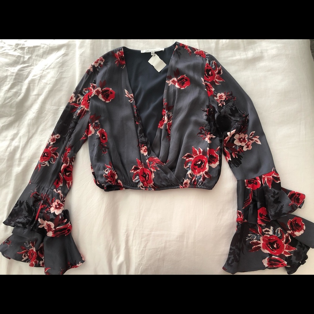 Lovers + friends gray floral cropped blouse